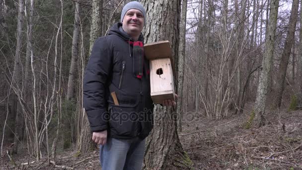 Homem feliz com birdhouse mostrar polegar para cima — Vídeo de Stock