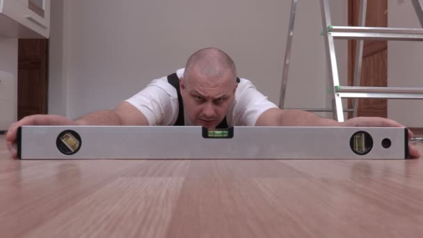 Handyman verificar o nível do chão — Vídeo de Stock