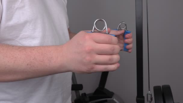 Uomo che fa esercizio con l'espansore della mano per il polso — Video Stock