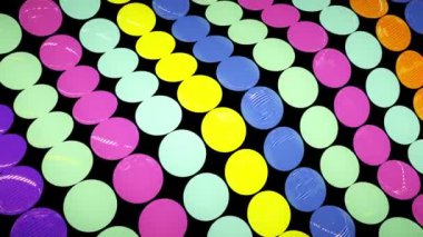 Çeşitli renklerde daireler sallayarak