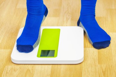 Dijital ölçek yakınındaki çoraplı erkek