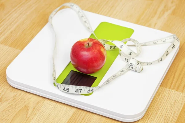 Apple with measuring tape on electronic scale.Diet concept — Stock Photo, Image