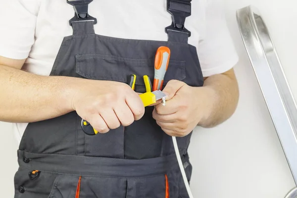 Pracovník s nožem a kabel zblízka — Stock fotografie