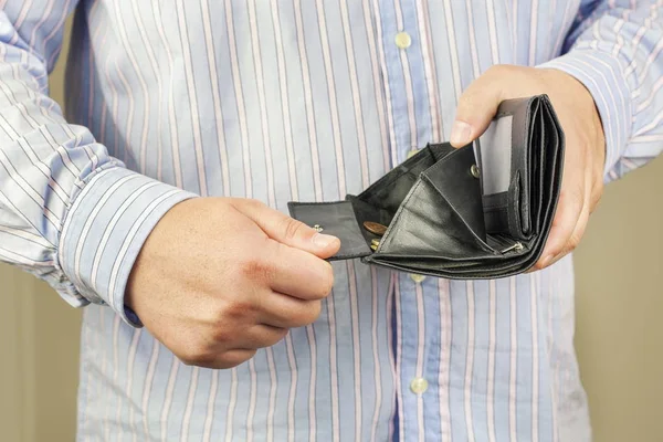 Uomo che mostra portafoglio vuoto — Foto Stock