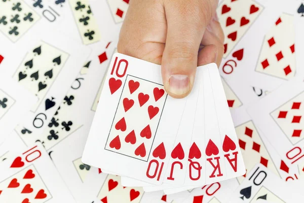 Χέρι πόκερ παίζοντας χαρτιά σε κάρτες φόντο — Φωτογραφία Αρχείου
