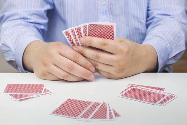 Άνδρες με χαρτιά πόκερ στον άσπρο πίνακα — Φωτογραφία Αρχείου