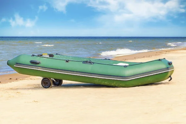 Boat on the beach at sea — Stock Photo, Image