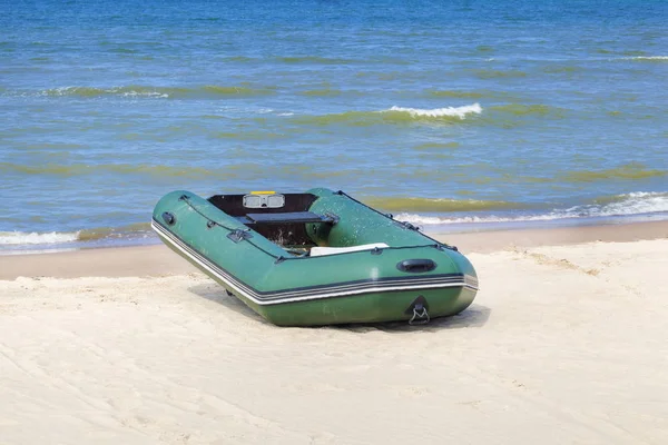 Boot op het strand op zee in de zomer — Stockfoto