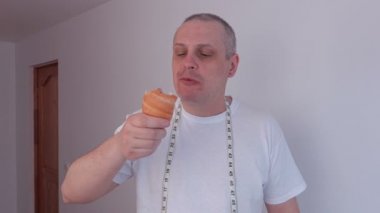 Sosisli sandviç ve adım dijital ölçekte yemek adam