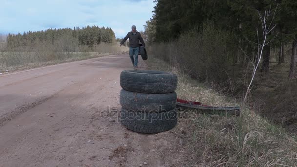 Pneus homme empilés dans une pile dans les bois — Video