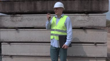 Üzerinde walky inşaat blok geveze konuşan adam