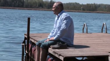 Adam göl yaya köprüsü kenarındaki rahatlatıcı