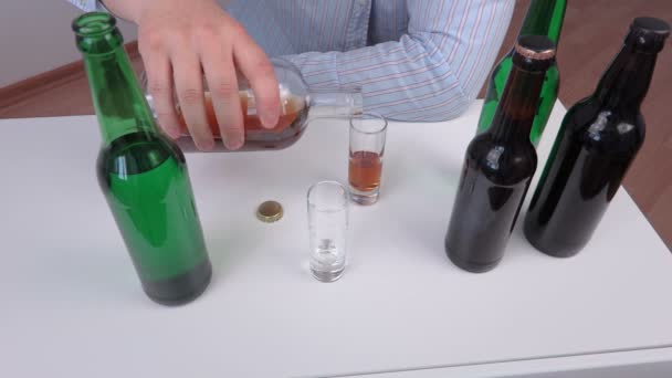 Мужчина отвергает стакан алкоголя — стоковое видео