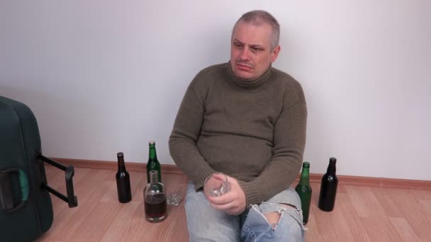 Mann weint und konsumiert Alkohol — Stockvideo