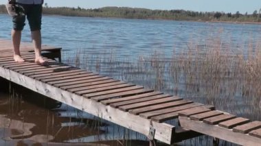 Yaya köprüsü üzerinde adamla çıplak ayaklar
