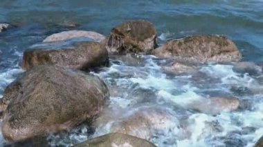 deniz kıyısı üzerinde büyük kayalar