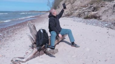 Nerede telefon çalışıyor bir yer arayan adam