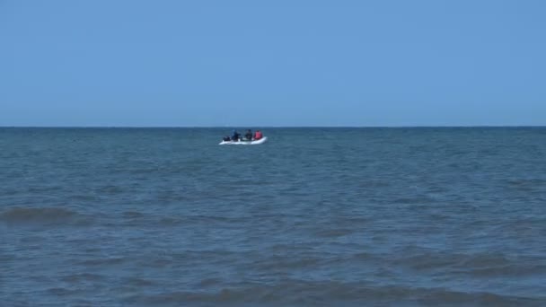 Рыбацкая лодка в море вдалеке — стоковое видео