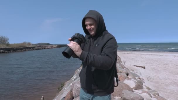 Hombre fotografiado paisaje marino en el día de verano — Vídeo de stock