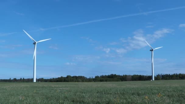 Větrné elektrárny na poli — Stock video