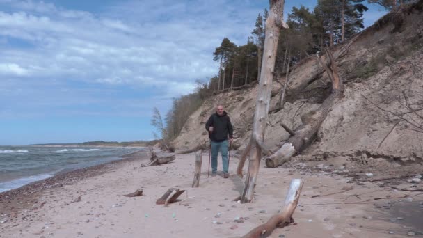 Wandelaar fotograferen op het strand — Stockvideo