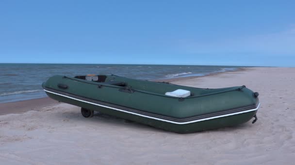 Лодка на пляже рядом — стоковое видео