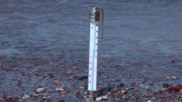 Thermometer on the seashore by the waves — Stock Video