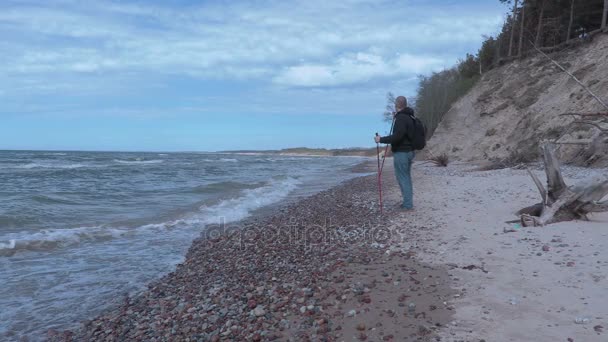 Caminhante chamando amigos e caminhando ao longo do mar — Vídeo de Stock