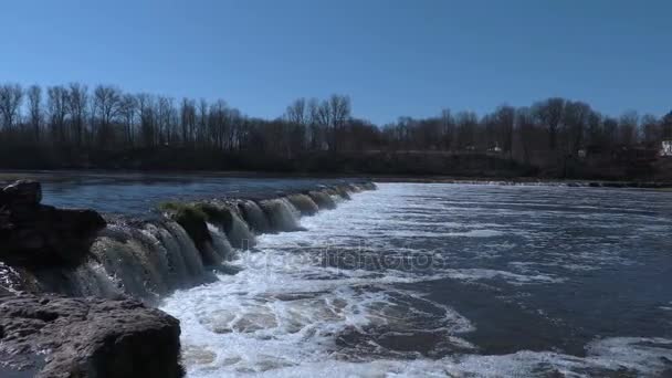 Wasserfall auf Fluss mit bewegter Kamera — Stockvideo