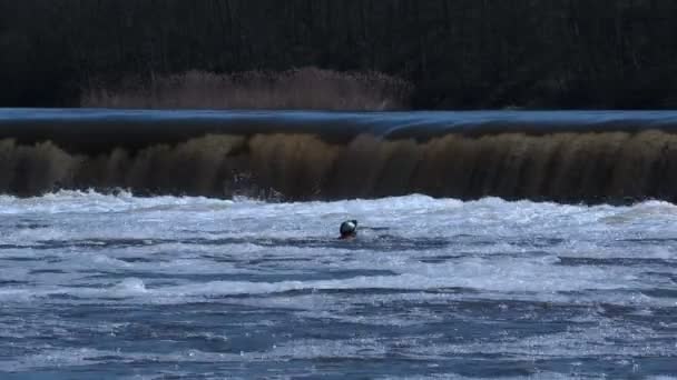 Uomo che nuota vicino alla cascata — Video Stock