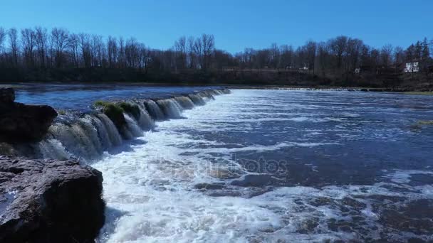 春天在河上的瀑布 — 图库视频影像