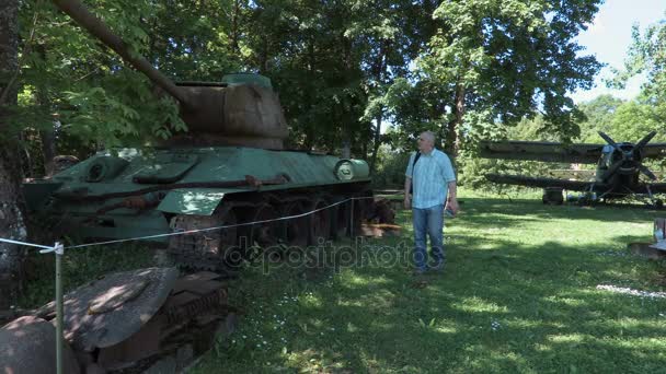 El turista está mirando el tanque de la segunda guerra mundial — Vídeo de stock