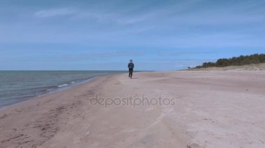 Deniz kenarında plajda çalışan kadın