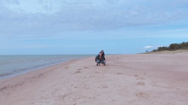 Mutlu çift sahilde çalışma başlatmak deneyin