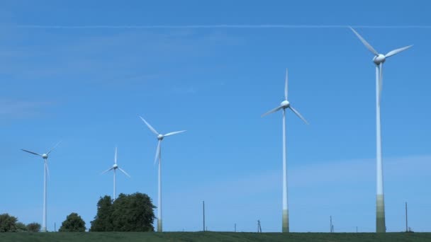 Windräder an friedlichem Tag auf dem Feld — Stockvideo