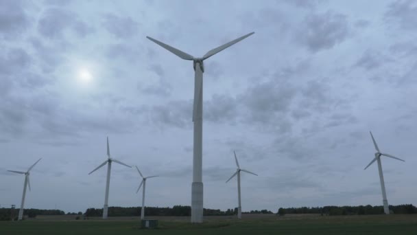 Rotierende Windräder bei bewölktem Tag — Stockvideo