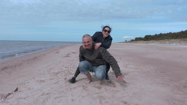 Happy couple on the beach — Stock Video