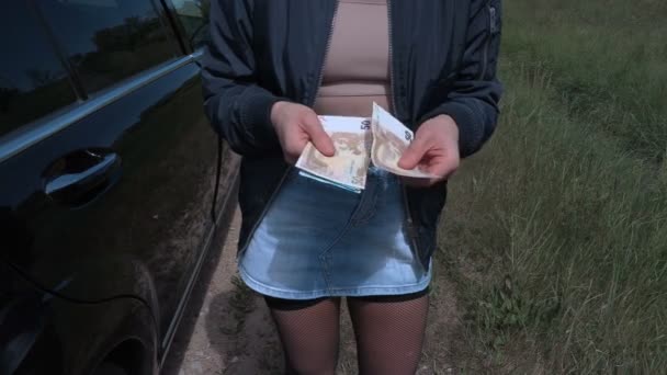 Prostituta contando billetes en euros cerca de coche de cerca — Vídeo de stock