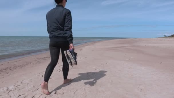 Žena s bosé nohy, chůze na pláž — Stock video
