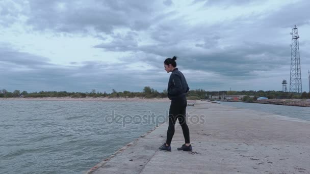 Kvinna på bryggan titta på havet — Stockvideo