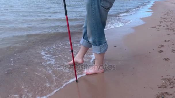 Hiker med vandringsstavar nära havet — Stockvideo