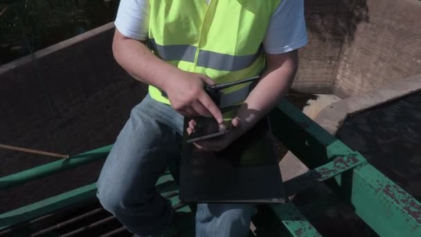 Ingeniero en el walkie-talkie usando tableta en la compuerta — Vídeos de Stock