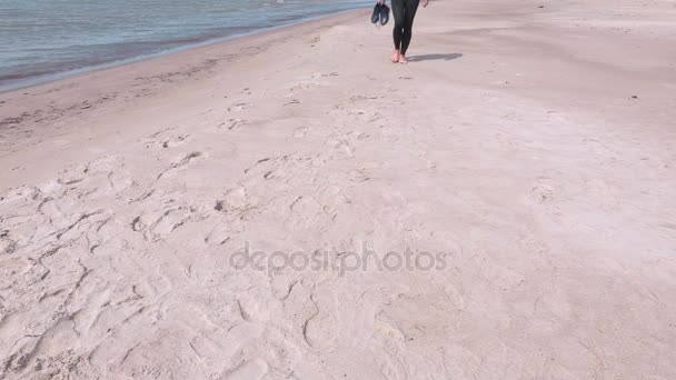 Kvinna med nakna fötter komma upp på stranden — Stockvideo