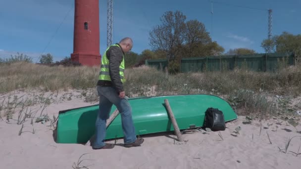 Inspector no walkie-talkie perto do barco — Vídeo de Stock