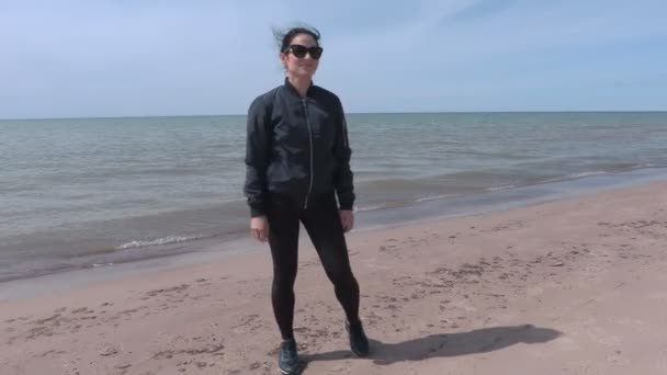 Щаслива жінка тримає руки біля моря — стокове відео