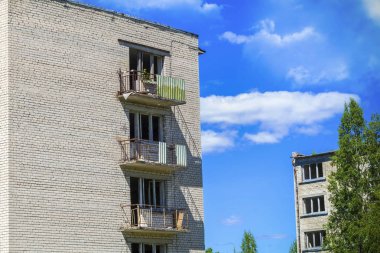 Mavi gökyüzü üzerinde terk edilmiş eski daire ev