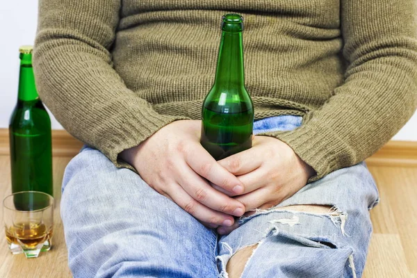 Homme ivre avec bouteille d'alcool sur le sol — Photo