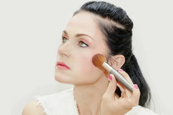 Kvinna med makeup borste för Rouge — Stockfoto