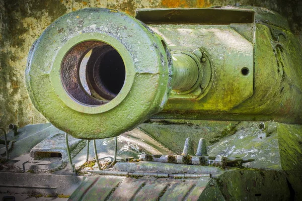 Alter rostiger Tank an einem Sommertag — Stockfoto