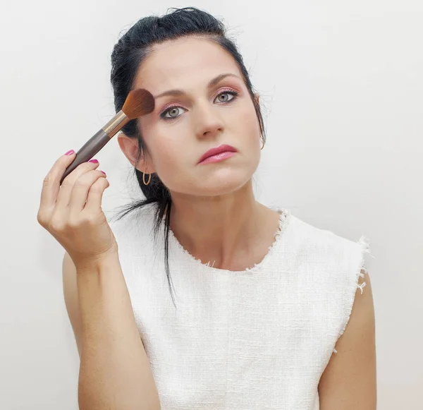 Kvinna som ansöker make up — Stockfoto